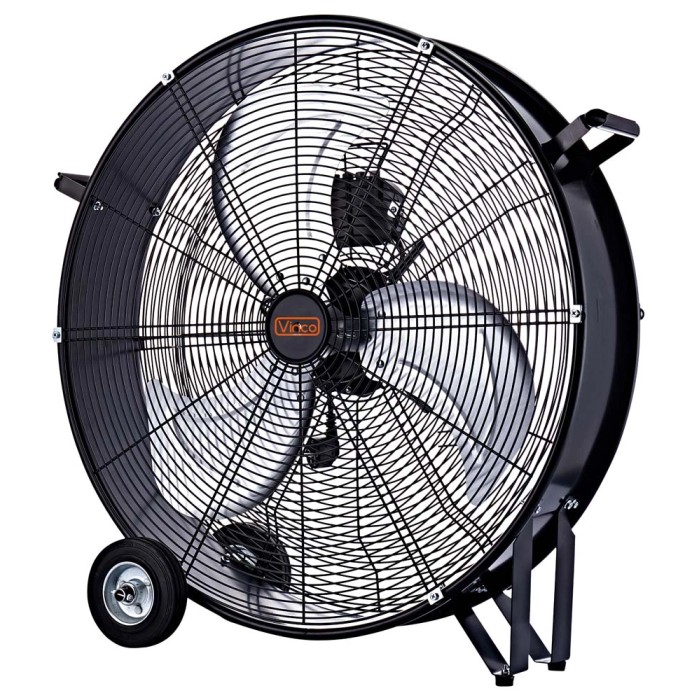 Ventilatore nero con ruote per un uso flessibile.