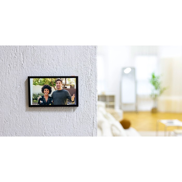 Videocitofono Ezviz HP7 con due persone davanti alla telecamera su una parete.