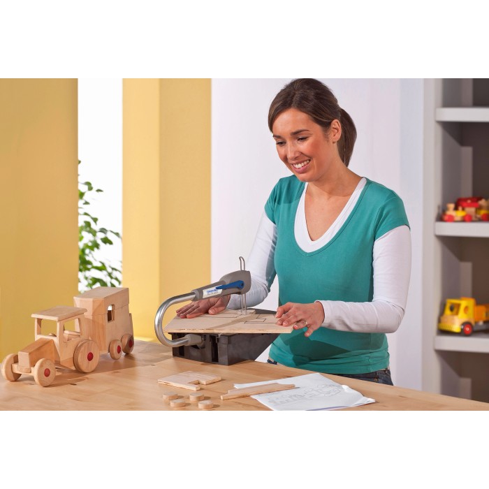 Donna che usa il seghetto alternativo Dremel Moto-Saw MS 20 per tagliare il legno per un'auto giocattolo.