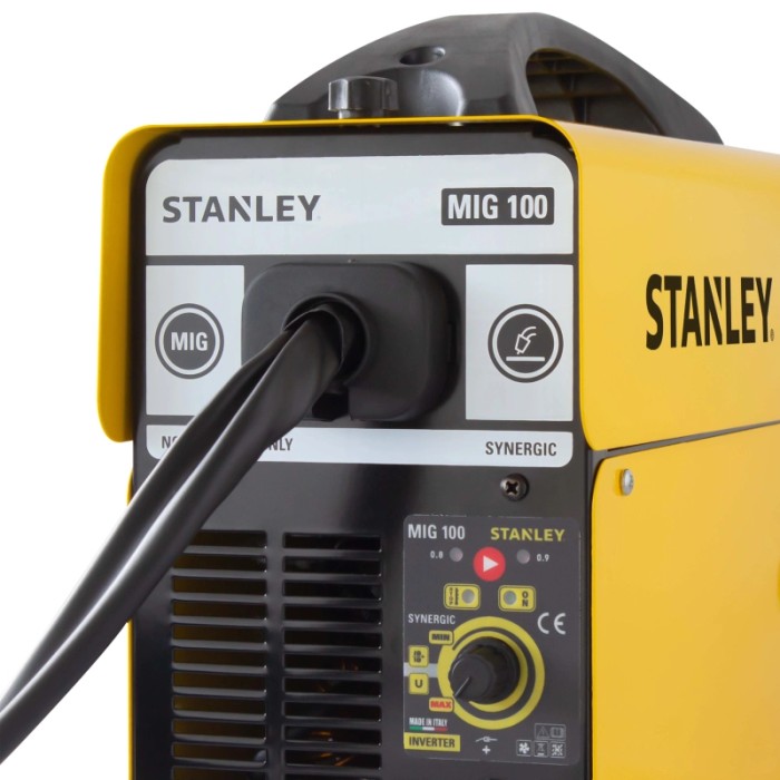 Saldatrice gialla Stanley MIG 100, dettaglio dei comandi e del cavo di alimentazione.