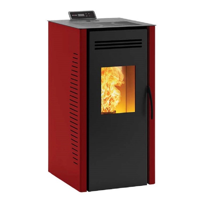 Stufa a pellet t.b.t. rossa con porta nera e finestra per la visione della fiamma.
