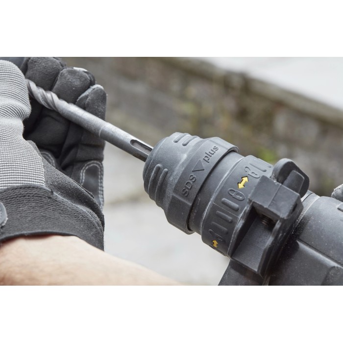 Trapano a percussione Stanley FatMax SFMEH210K con attacco SDS-Plus che inserisce una punta.