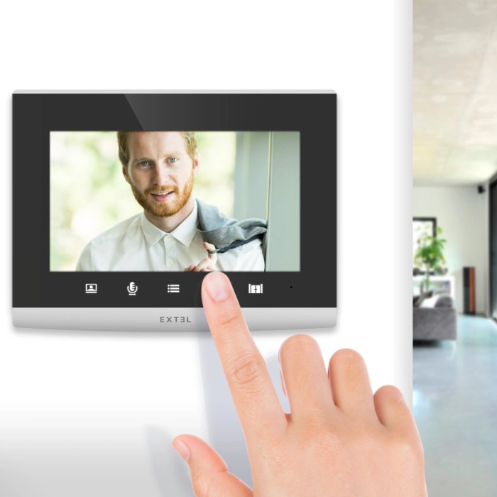 Citofono t.b.t. con display e comando a dito dal design moderno.