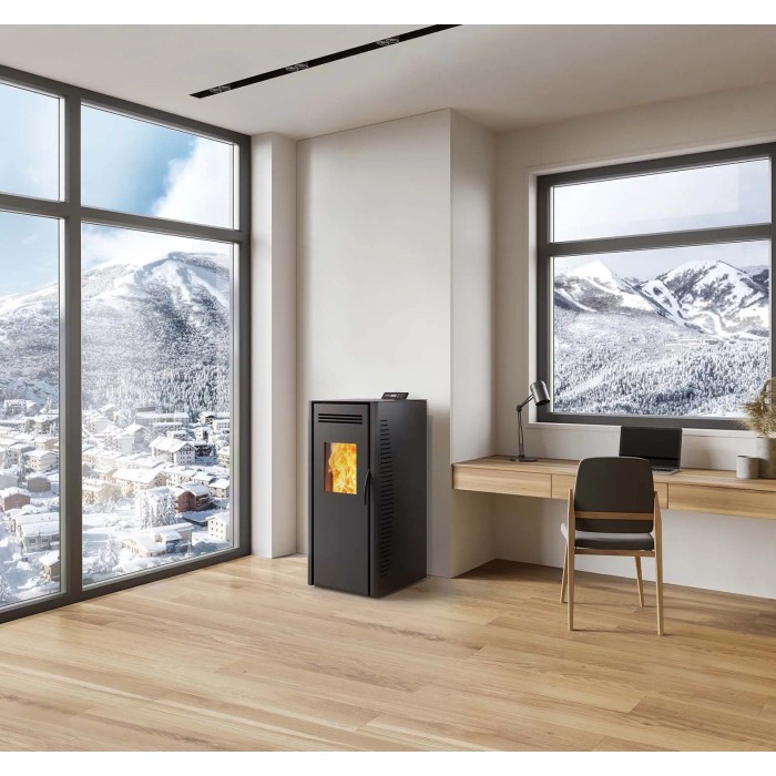 Stufa a pellet t.b.t. nera in un moderno soggiorno con vista sulle montagne innevate.