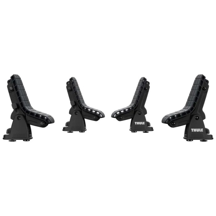 Quattro supporti neri Thule per accessori di trasporto per barre portatutto.