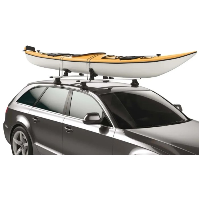 Auto con kayak su portapacchi per un trasporto sicuro. Accessori per il trasporto.