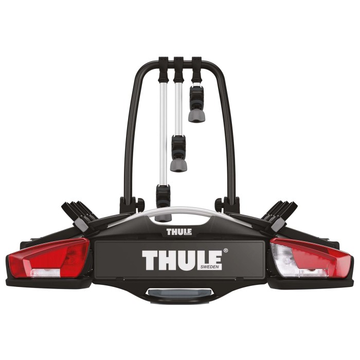 Portabici da tetto Thule, dettagli e luci posteriori visibili.