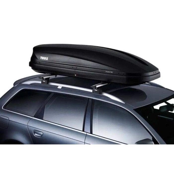 Box da tetto Thule nera montata su un'auto. Accessorio per il trasporto.
