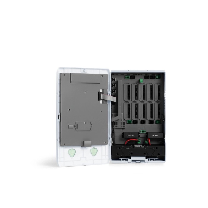 Scatola di connessione per pannelli solari t.b.t. aperta con elettronica e connessioni.