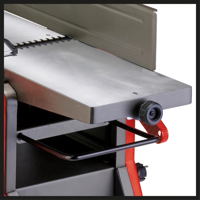 Dettaglio della piallatrice Einhell TC-SP 204/2: tavolo in alluminio e comandi.
