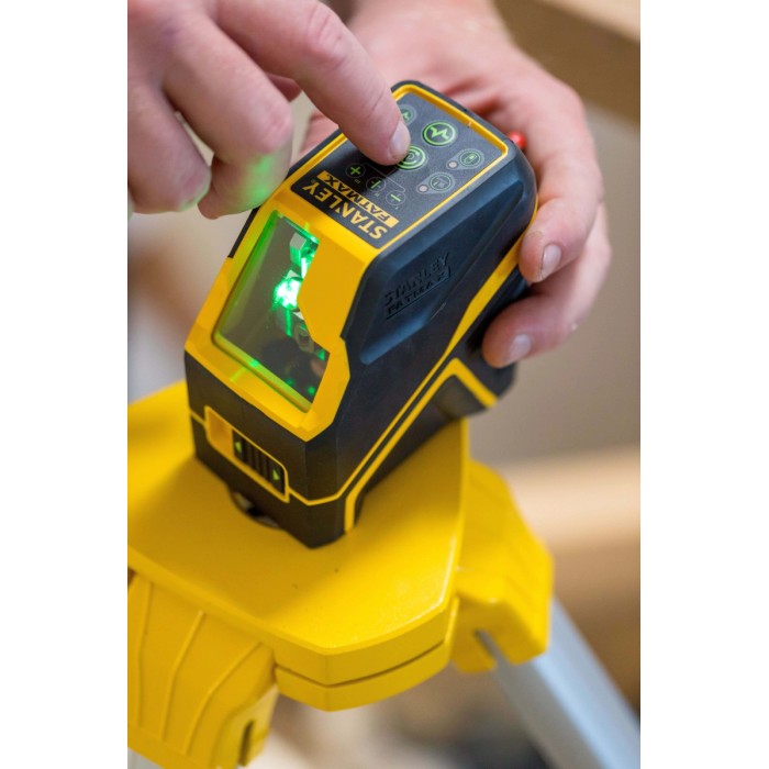 Livella laser a linee Stanley Fatmax con treppiede, in uso.