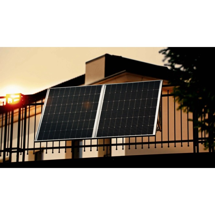 Pannello solare da balcone t.b.t. montato su ringhiera.