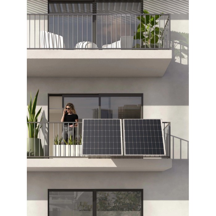 Due pannelli solari da balcone t.b.t. fissati alla ringhiera di un condominio.