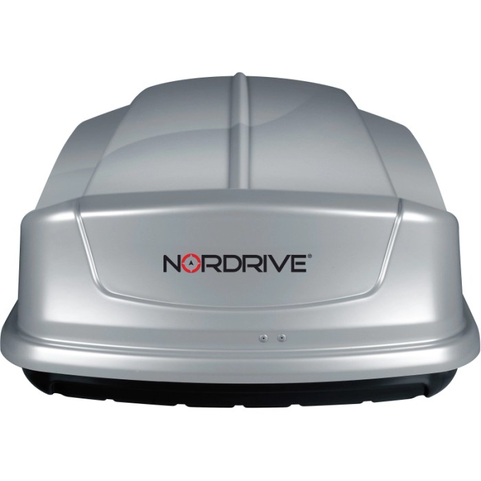 Box da tetto Nordrive argentata per il trasporto di bagagli.