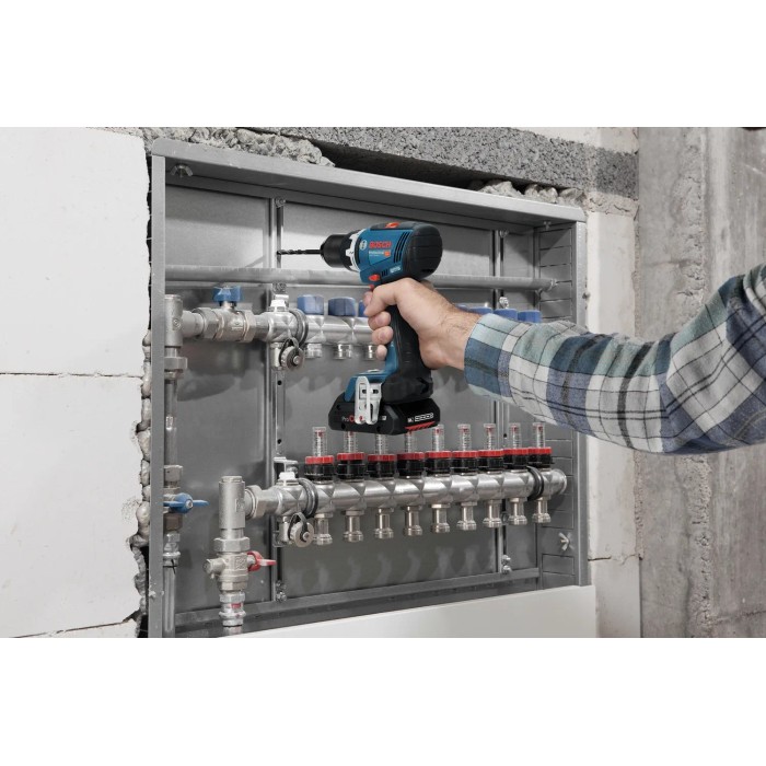 Avvitatore a batteria Bosch Professional GSR 18V-65 in uso su un impianto.