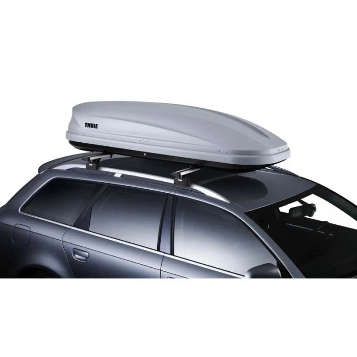 Box da tetto grigio Thule montato su un'auto, accessorio per il trasporto.