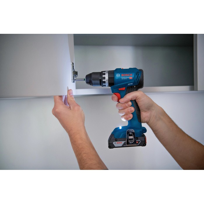 Avvitatore a batteria Bosch Professional GSB 18V-45 in uso per avvitare un armadio.