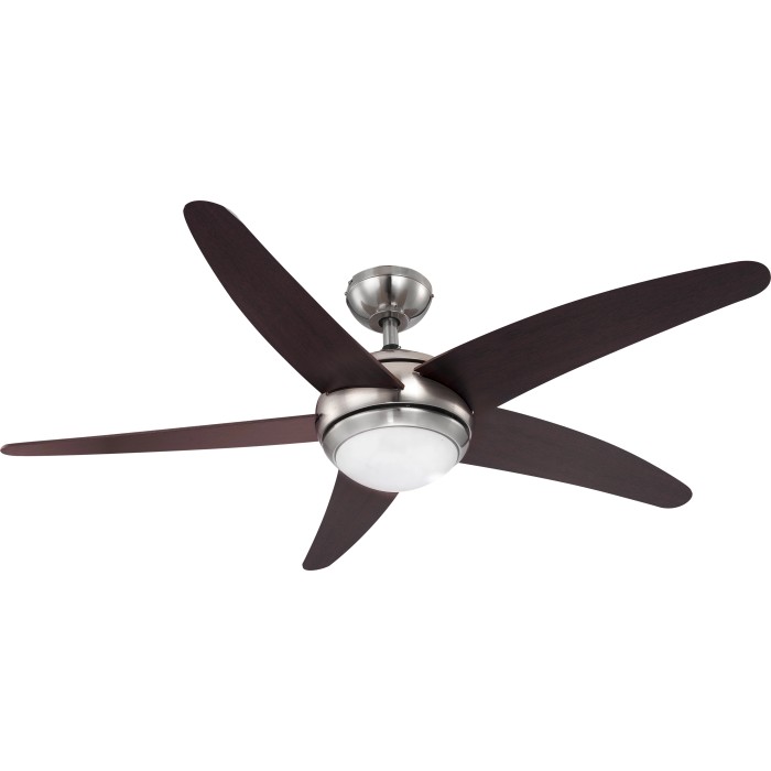 Ventilatore da soffitto Fabiola con cinque pale effetto wengé e lampada in vetro bianco.