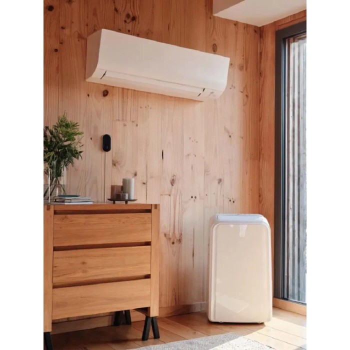 Domotica: Condizionatore e purificatore d'aria in ambiente moderno con pannelli in legno.