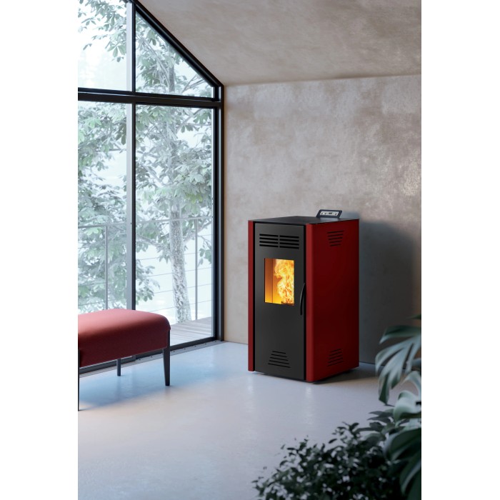 Stufa a pellet t.b.t. rossa in un soggiorno moderno. Design compatto, porta nera.