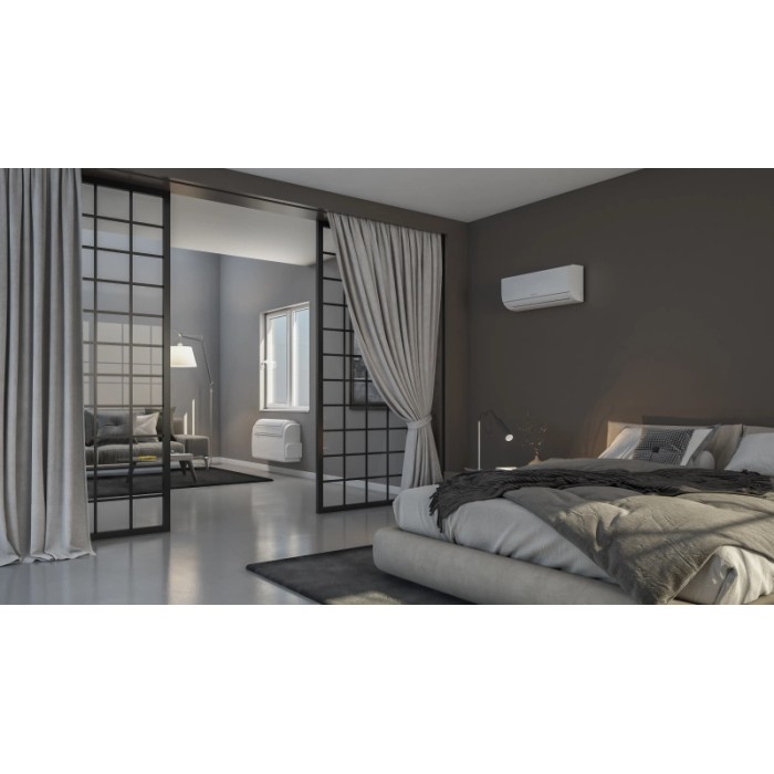 Condizionatore t.b.t. in camera da letto. Unità a parete e unità finestra visibili.