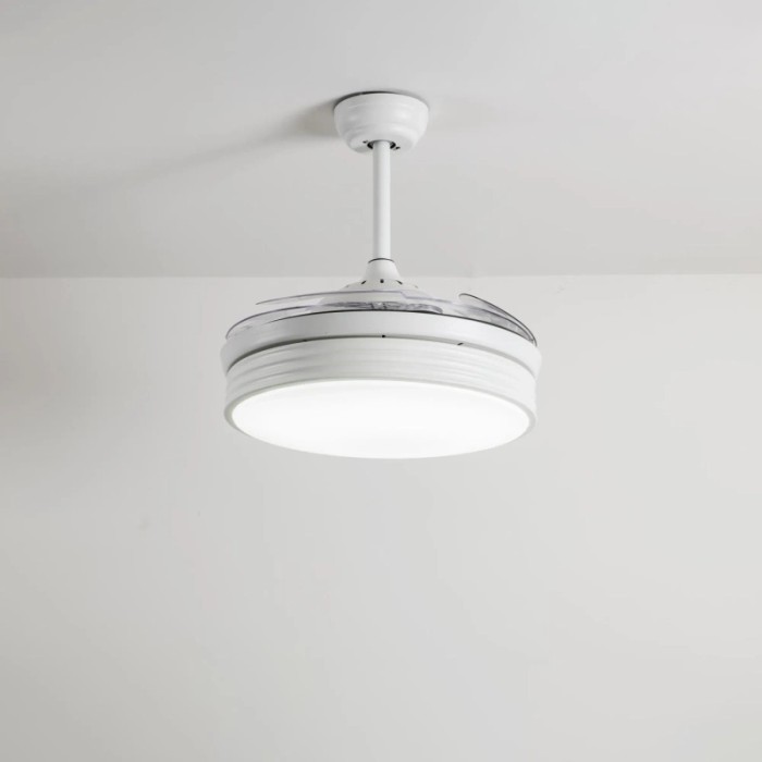 Ventilatore t.b.t. bianco con luce a soffitto.