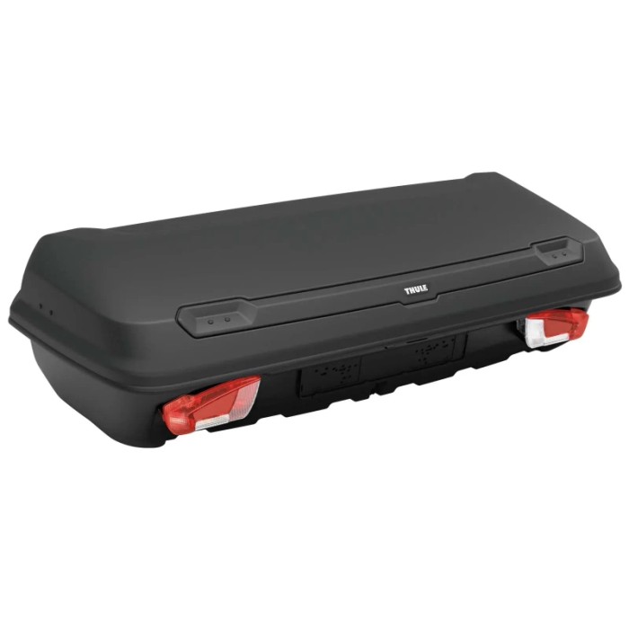 Box da tetto nera per portapacchi auto per il trasporto di bagagli.