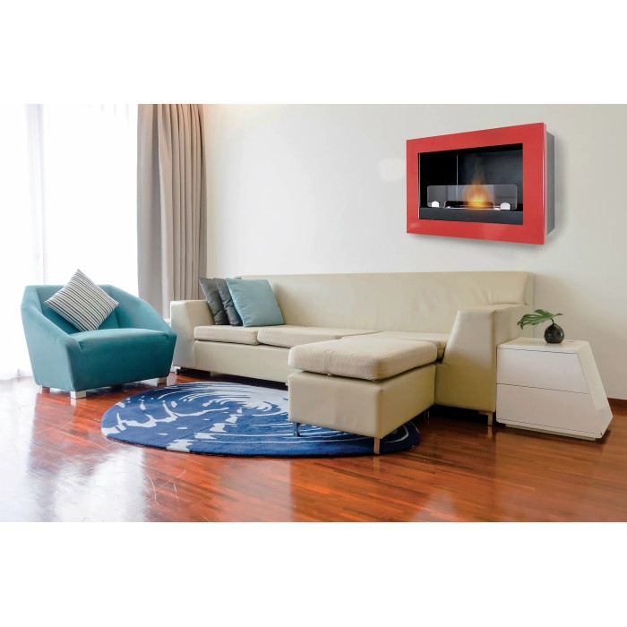 Soggiorno con camino decorativo da parete rosso. Atmosfera accogliente con divano, poltrona e tappeto.