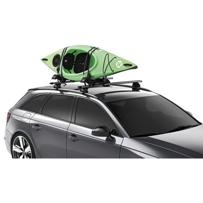 Auto con kayak su portapacchi per un trasporto sicuro. Accessori per il trasporto da OBI.