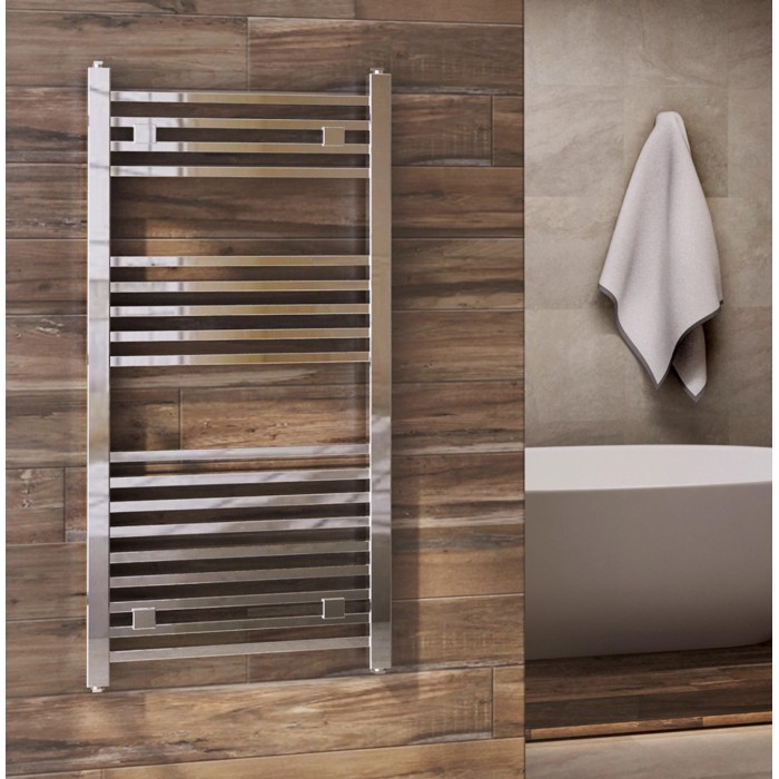 Scaldasalviette t.b.t. cromato moderno in bagno.