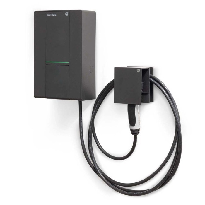 Wallbox nera con cavo di ricarica per auto elettriche.