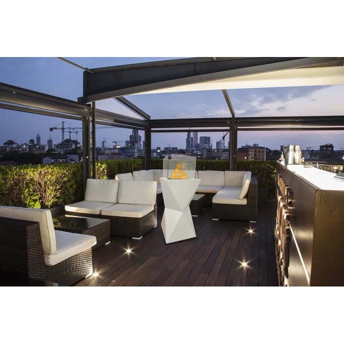 Moderno camino decorativo t.b.t. su una terrazza panoramica con mobili lounge e vista sulla città.