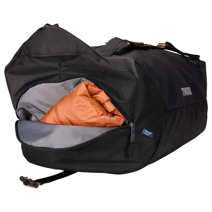 Borsa da viaggio Thule nera con scomparto aperto e contenuto arancione.