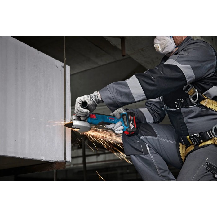 Artigiano che smeriglia con la smerigliatrice angolare a batteria Bosch Professional GWS 18V-8.
