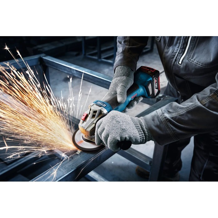 Smerigliatrice angolare a batteria Bosch GWS 18V-8 in uso per la molatura del metallo con scintille.