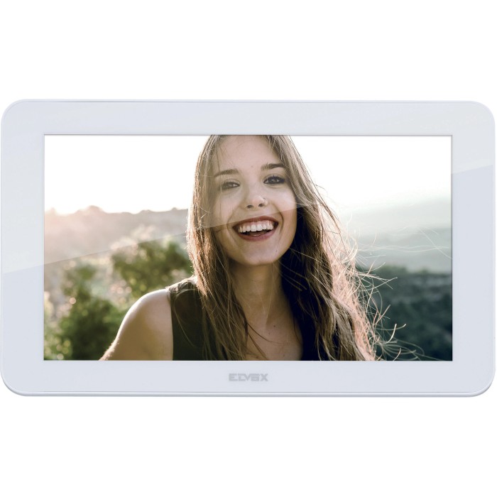 Display bianco t.b.t. per sistema citofonico, mostra donna sorridente.