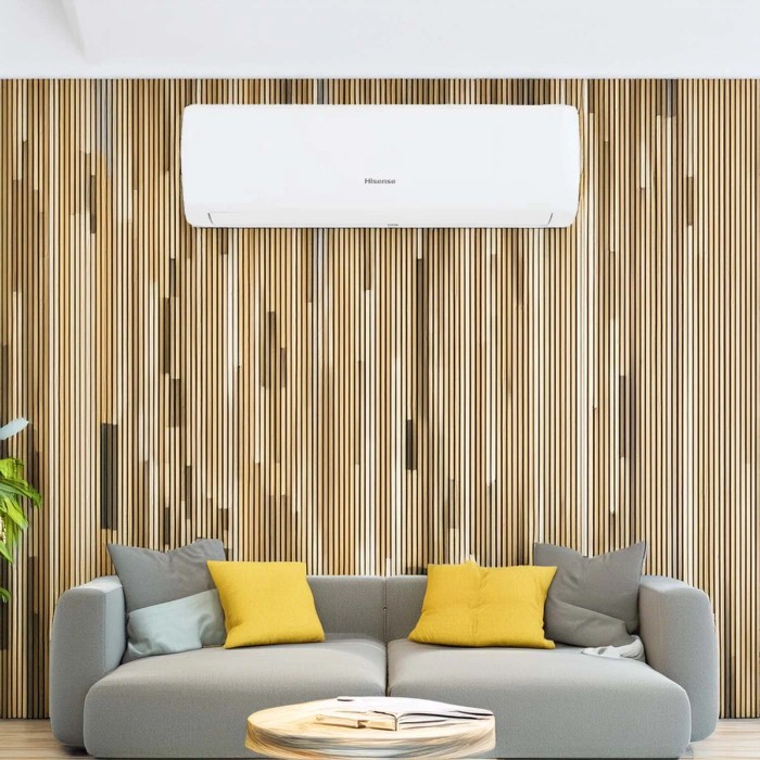 Condizionatore t.b.t. bianco a parete sopra il divano. Climatizzatori per un clima confortevole.