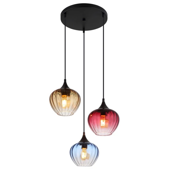 Lampada a sospensione t.b.t. con tre paralumi in vetro colorato.