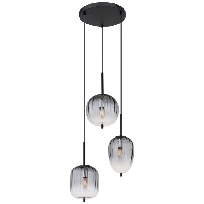 Lampada a sospensione moderna con tre paralumi in vetro grigio di diverse forme.