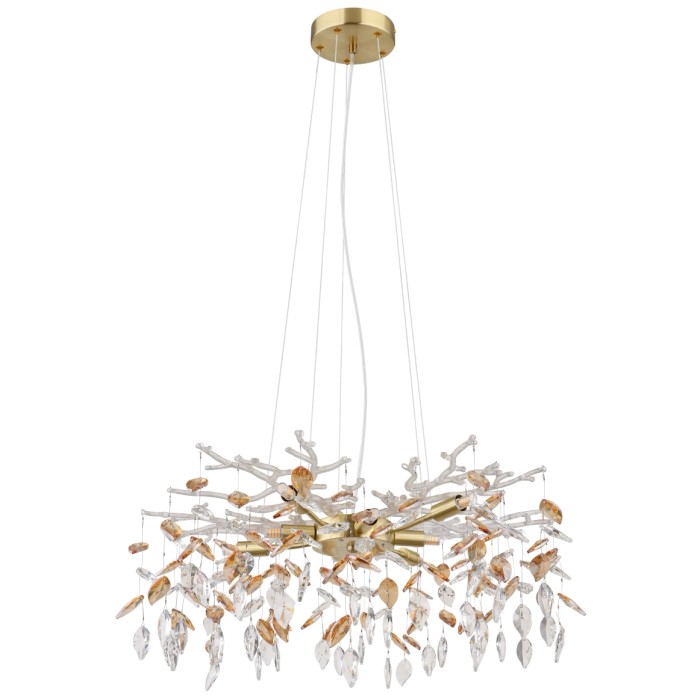 Lampada a sospensione moderna con struttura dorata e pendenti decorativi in cristallo.