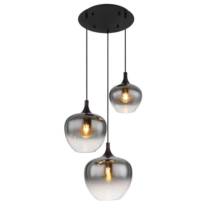 Lampada a sospensione nera Globo Maxy con 3 paralumi in vetro fumé.