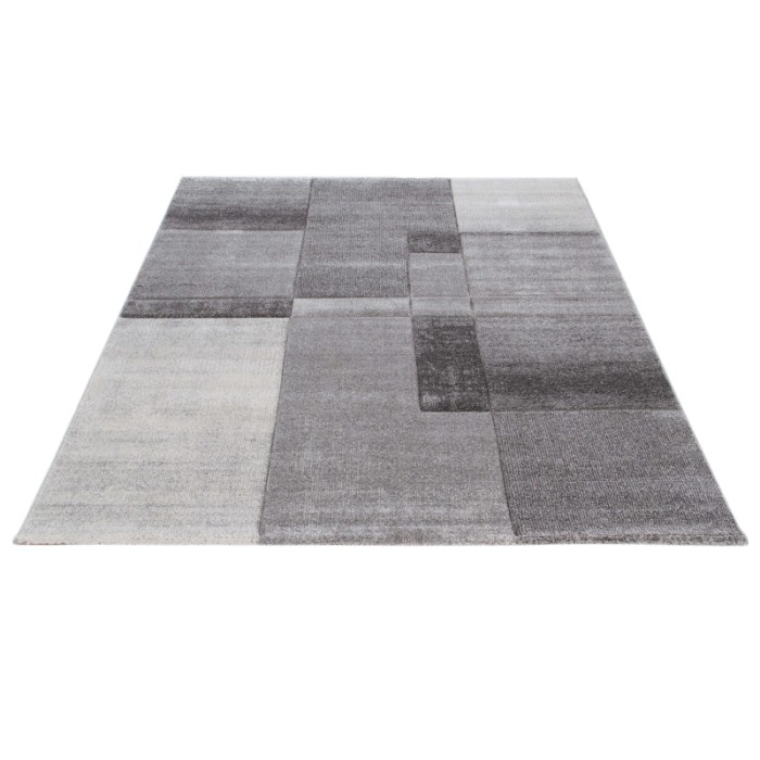 Tappeto moderno con motivo geometrico nei toni del grigio e bianco.