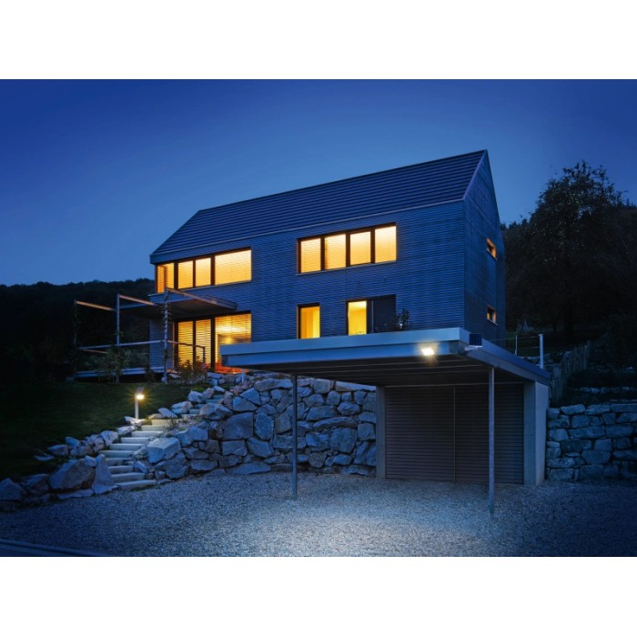Casa illuminata con lampada solare da esterno a LED Steinel con rilevatore di movimento X Solar L-S bianca.
