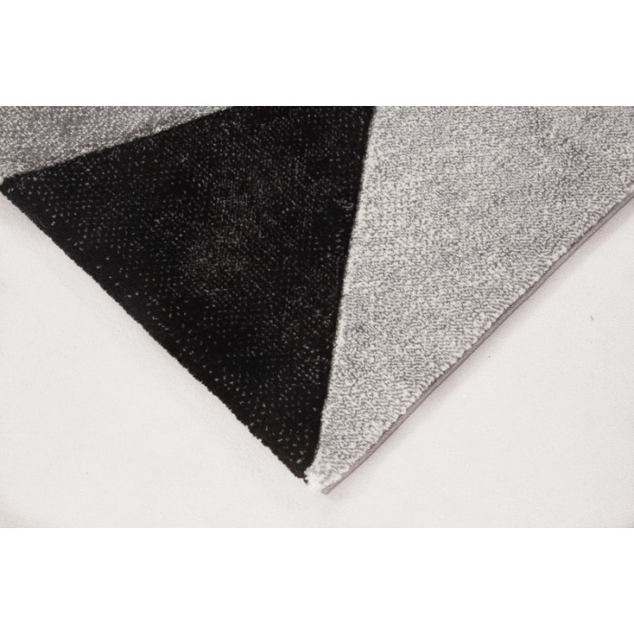 Tappeto moderno con motivo geometrico in nero e grigio.