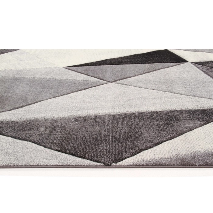 Tappeto moderno con motivo geometrico a triangoli in tonalità di grigio e bianco.