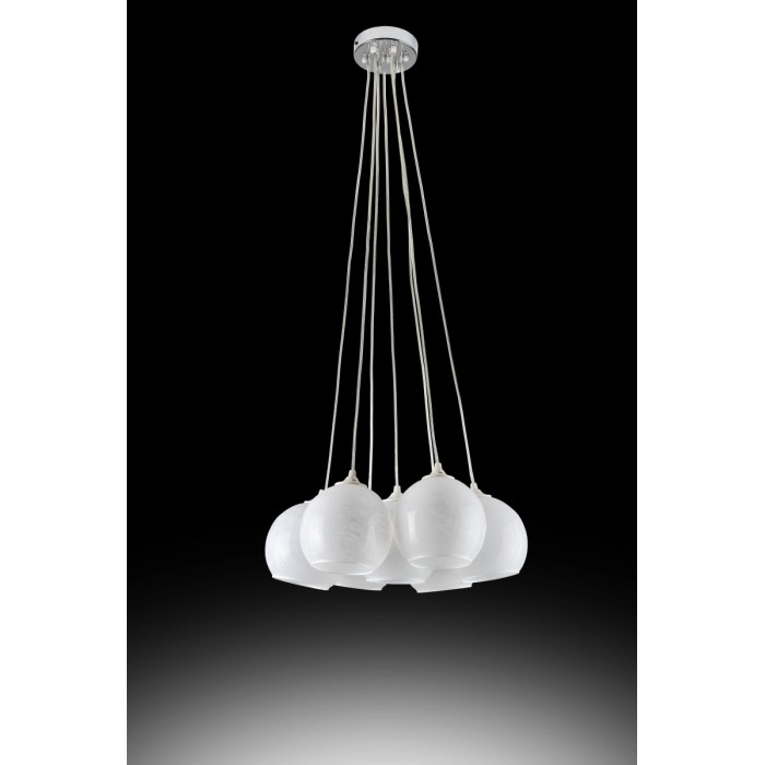 Moderna lampada a sospensione t.b.t. con sette sfere di vetro bianco per un'illuminazione elegante.