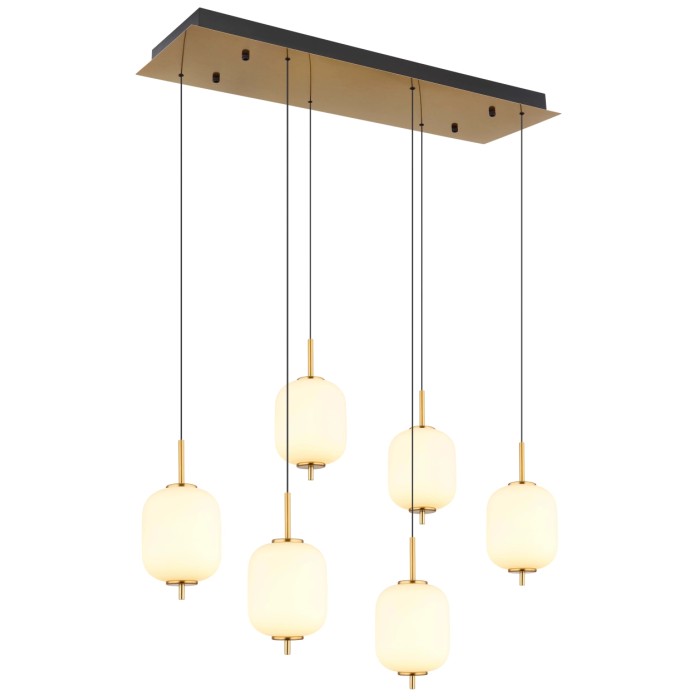 Lampada a sospensione moderna con sei globi in vetro bianco opale e dettagli dorati.