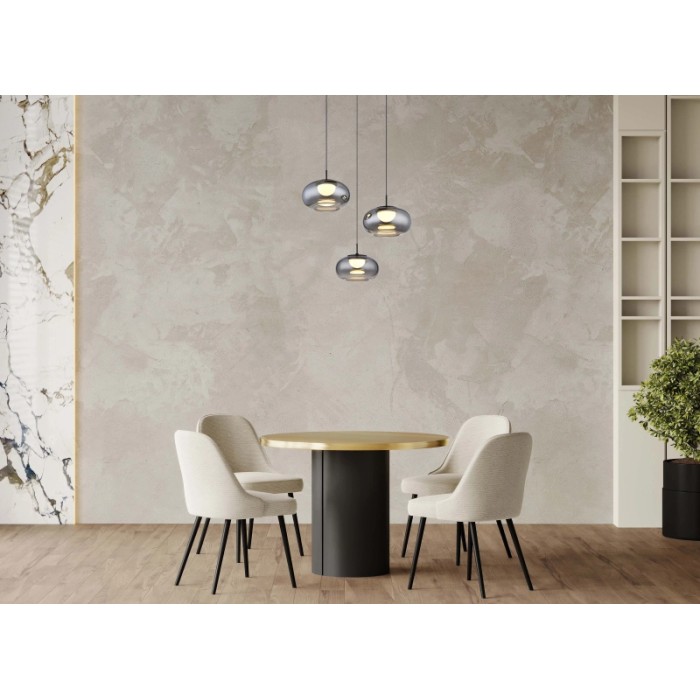 Tre lampade a sospensione grigie t.b.t. sopra il tavolo da pranzo. Sospensioni moderne per sala da pranzo.