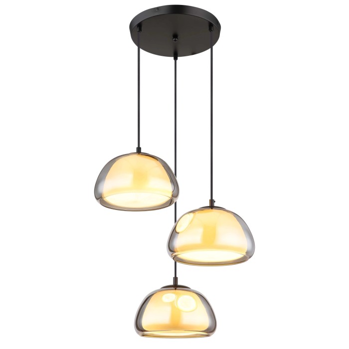 Lampada a sospensione moderna con tre paralumi in vetro ambrato per un'illuminazione d'atmosfera.