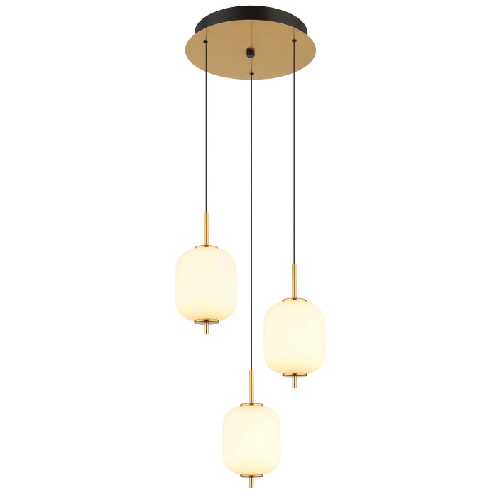 Lampada a sospensione moderna con tre paralumi bianco opale e dettagli dorati.